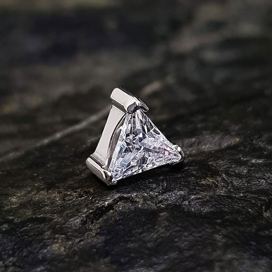 Prong Set Triangle β PiercingMed